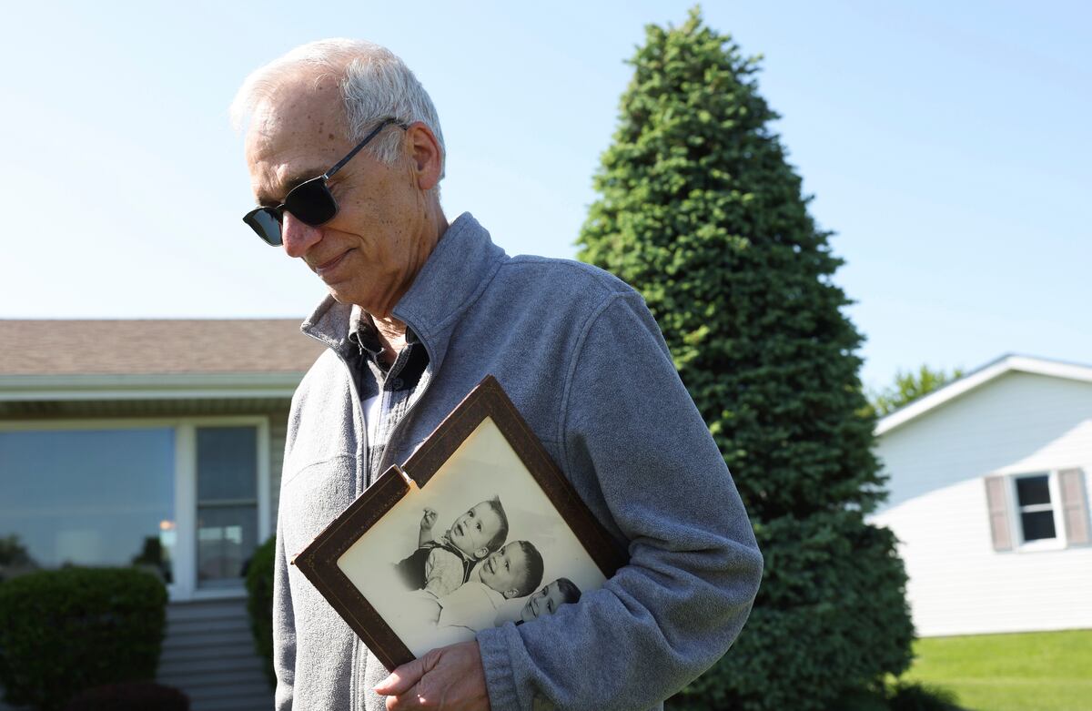 John Prevost, hermano del recién elegido papa León XIV, sostiene un retrato de los tres hermanos Prevost realizado en 1958 mientras responde las preguntas de los periodistas en el exterior de su casa, el 8 de mayo de 2025, en New Lenox, Illinois. (John J. Kim/Chicago Tribune vía AP)