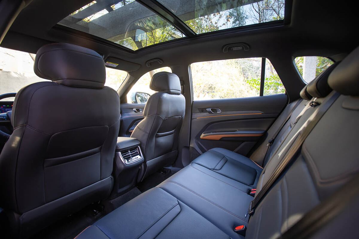 El gran espacio de sus plazas traseras y la luminosidad que proviene de su techo solar lo posicionan como uno de los SUVs con mejor interior.