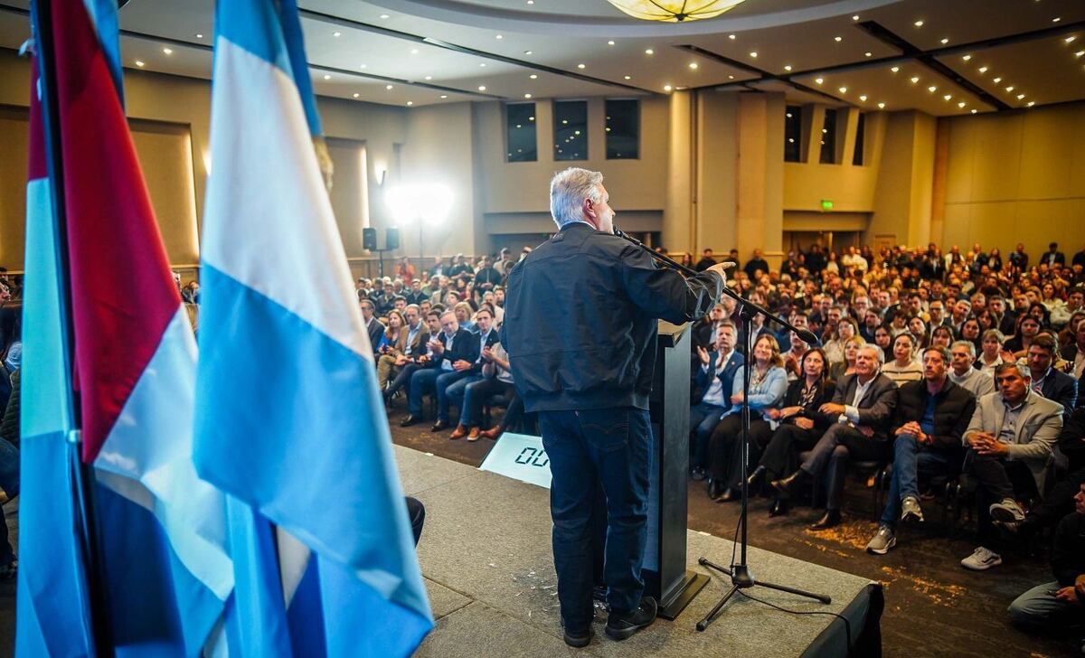 Agradecimiento. El gobernador Martín Llaryora cerró el acto con un fuerte agradecimiento a Juan Schiaretti, por haber aceptado ser candidato. "Tenemos al mejor de los nuestros", exclamó.