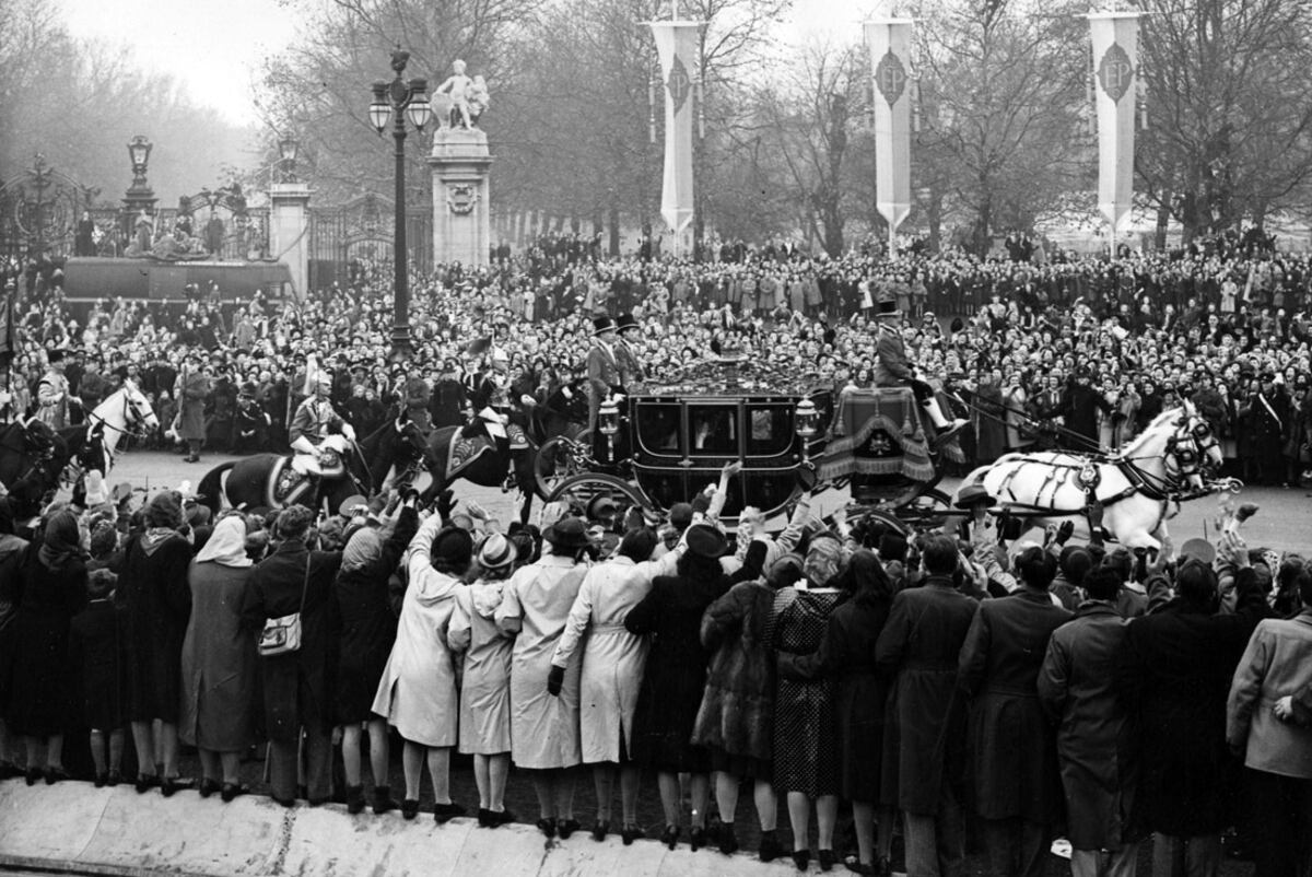 La princesa Isabel de Gran Bretaña y su padre, el rey Jorge VI, rumbo a la Abadía de Westminster, Londres, el 20 de noviembre de 1947, (AP, archivo)