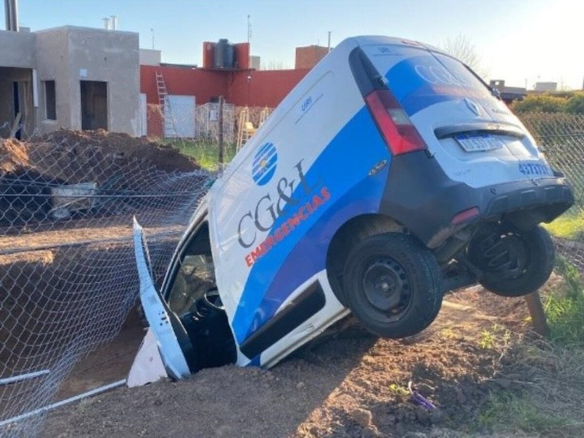 Insólita persecución en Rosario: se robaron una ambulancia y la incrustaron en una pileta. (Gentileza)