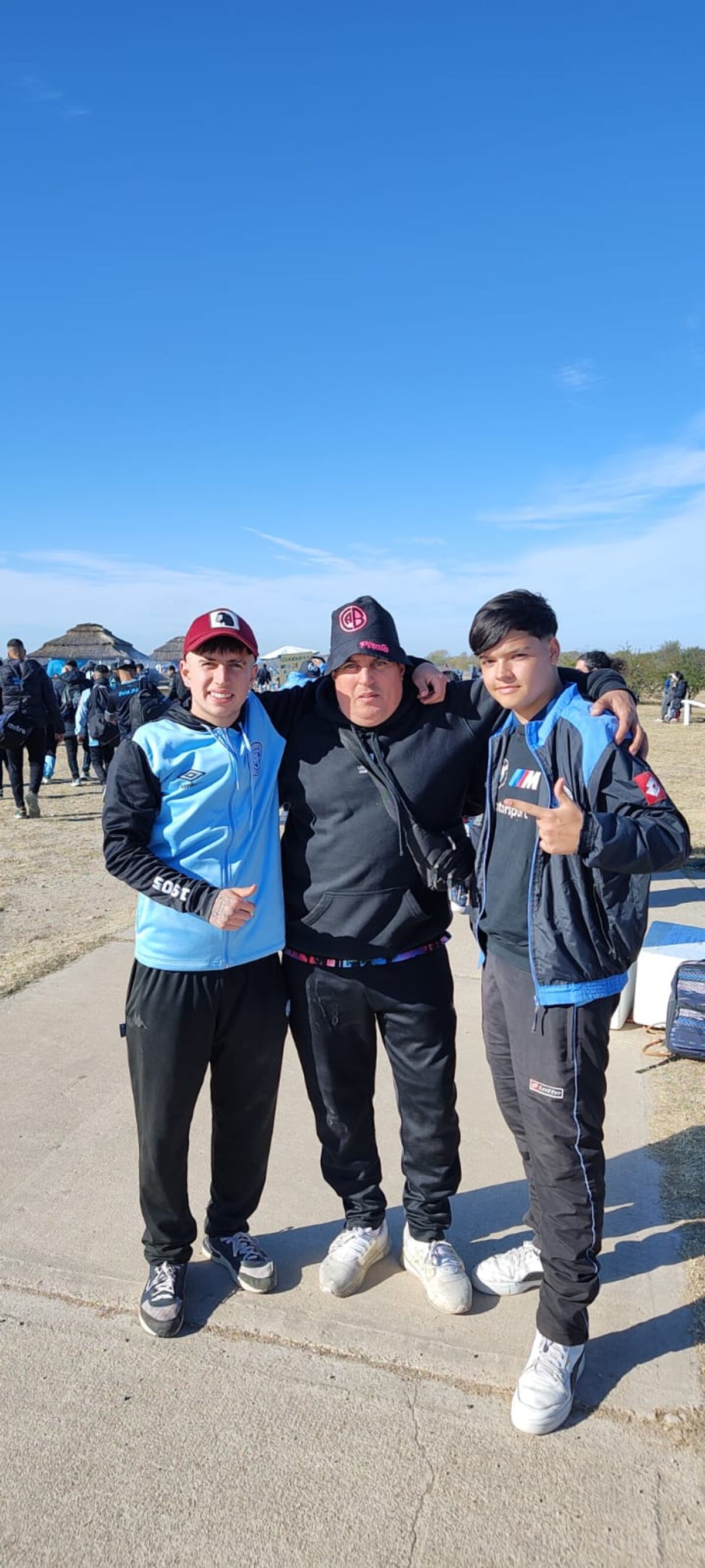 Los hinchas de Belgrano llegan de a miles a Villa Mercedes, para el partido por Copa Argentina. Se concentran en el Parque La Laguna, cerca del estadio La Pedrera. (La Voz)