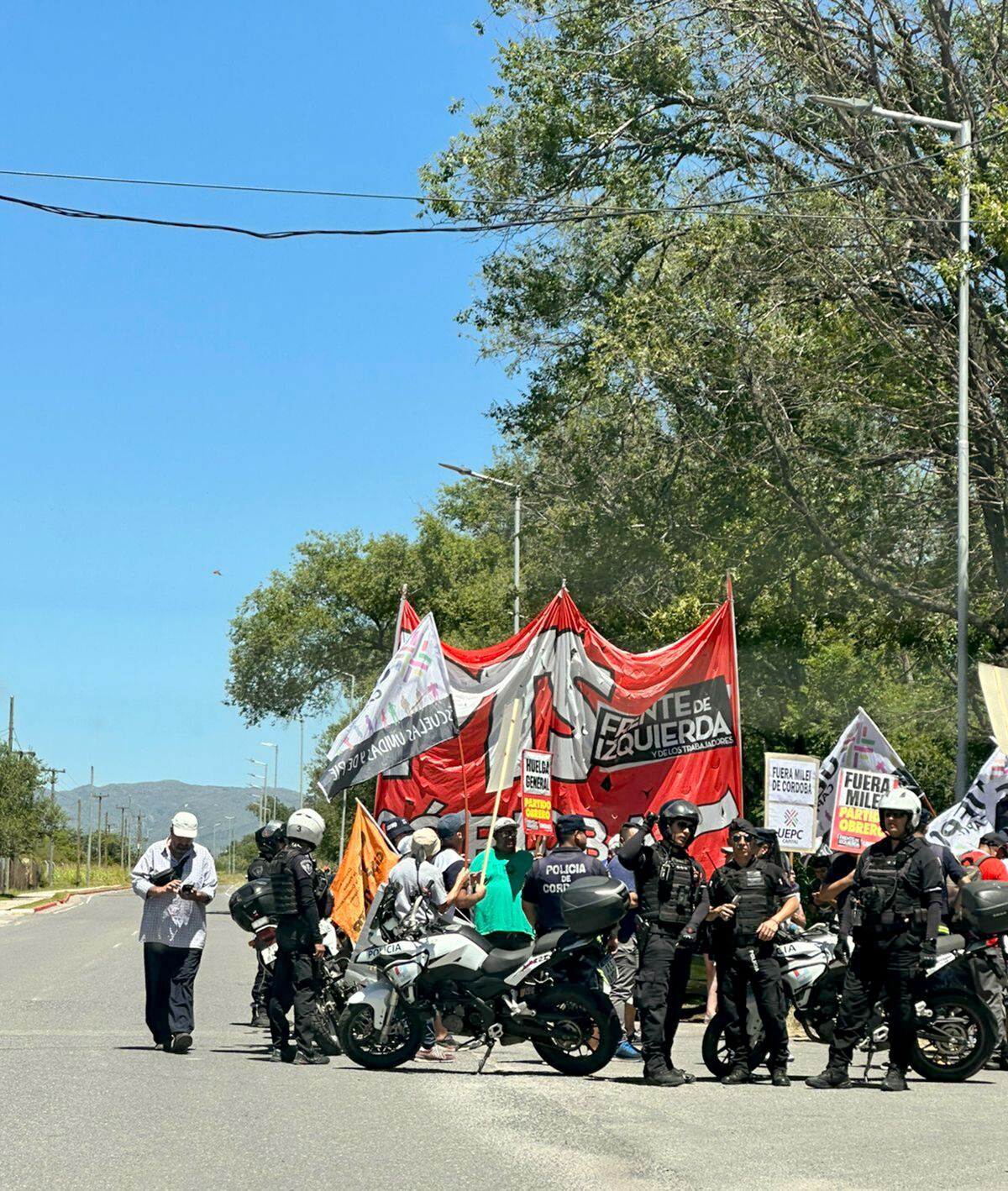 Manifestantes afuera de la nueva sede de la Bolsa de Comercio de Córdoba con la presencia del presidente Javier Milei. (La Voz)