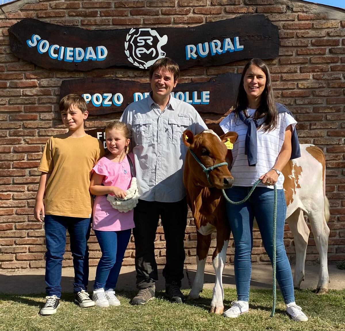 Mónica y Gerardo con Nacho y Martina, en la fiesta de la capilla después de la procesión con la Virgen del Rosario. (Gentileza)
