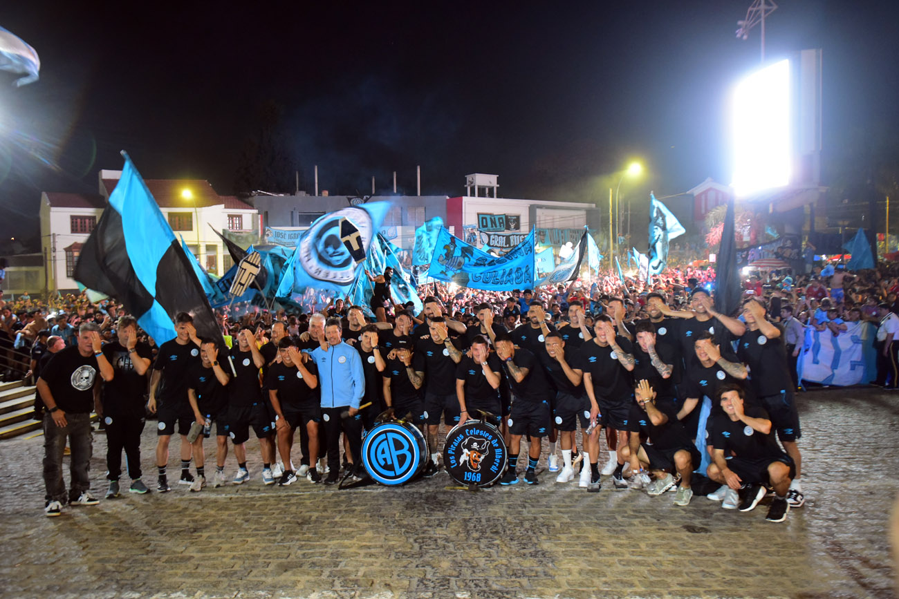 Banderazo de Belgrano en el Hotel Quinto Centenario, el día previo al clásico con Talleres.  (Nicolás Bravo / La Voz)