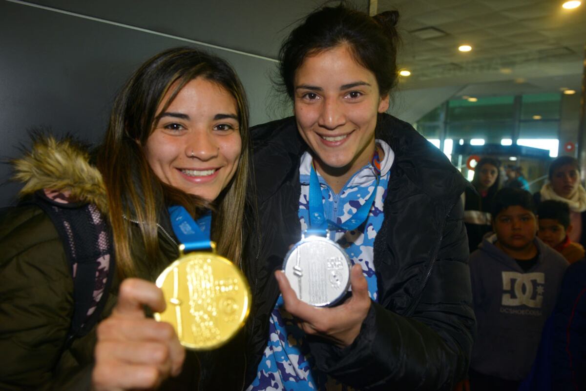 Siempre juntas. Leonela y Dayana se subieron al podio en Lima en 2019. En diciembre de ese año dieron positivo en un control antidoping. Ahora, la mayor de las hermanas está expectante porque también podría recibir una invitación para ir a Tokiio. (José Hernández / archivo)