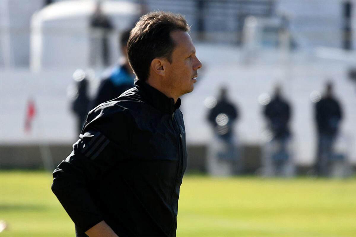 Luca Marcogiuseppe, un entrenador joven que hace su camino en Gimnasia. (Jose Gutierrez / Los Andes).