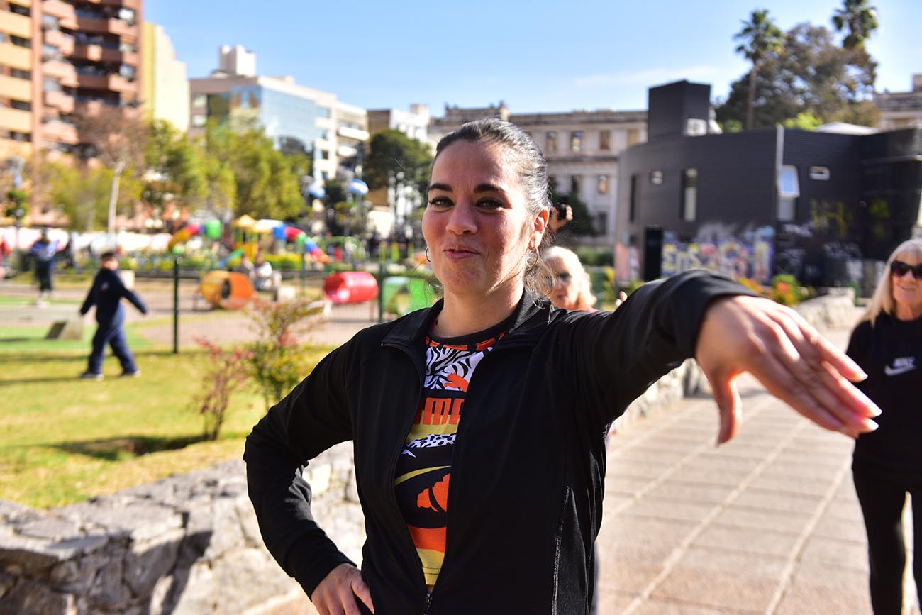 Héroes y heroínas / "Las de la Plaza", es el nombre del grupo de personas que baila en la Plaza de la Intendencia en Córdoba, con la conducción de Natalia Vilatta, profesora de danza. (José Gabriel Hernández / La Voz)