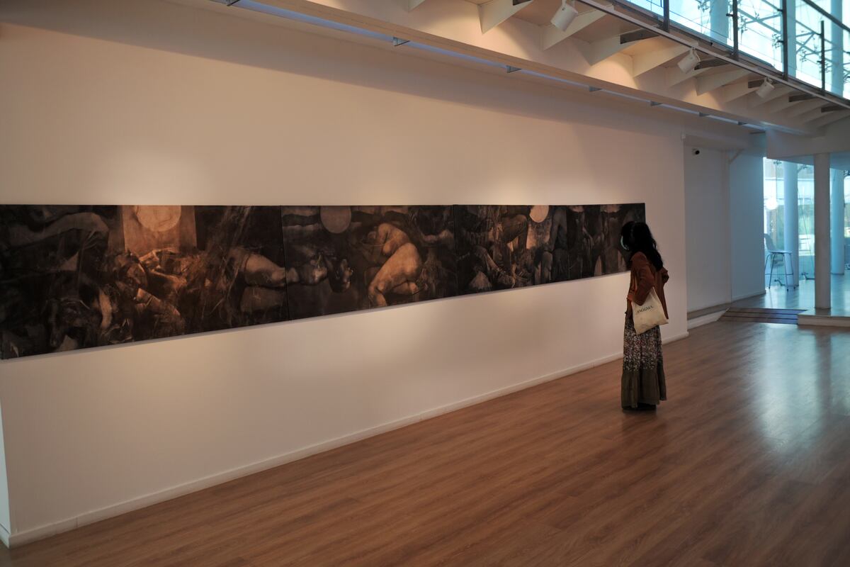 El artista Roger Mantegani en su exposición "Códices de una tierra incógnita" en la sala del Buen Pastor. (Javier Ferreyra / La Voz)