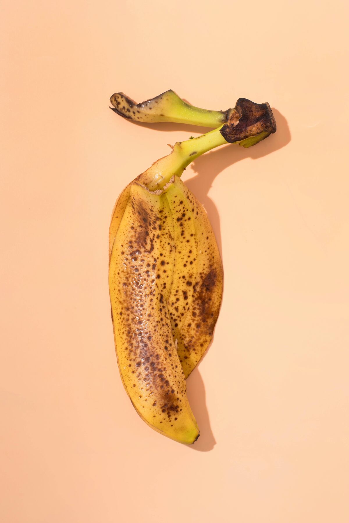 Al hacer sus propios preparados, las personas saben exactamente qué están usando en sus plantas, sin ingredientes tóxicos o desconocidos. Esto es clave especialmente en huertas urbanas y cultivos comestibles. (Freepik)