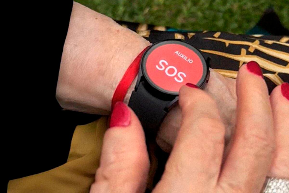 Ellie Watch activa asistencia inmediata con un solo botón, conectando servicios médicos y familiares.