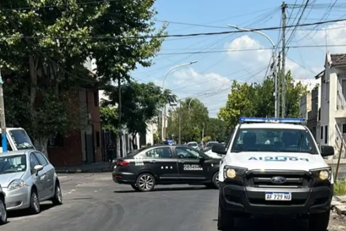 Conmoción en Lanús. Un odontólogo atacó a balazos a sus vecinos, se atrincheró en su casa y se quitó la vida. (Infobae)
