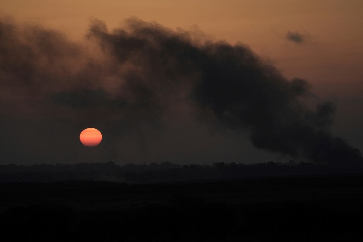 Israel volvió a atacar Gaza mientras tensa sus amenazas y ataques con Irán. (AP)