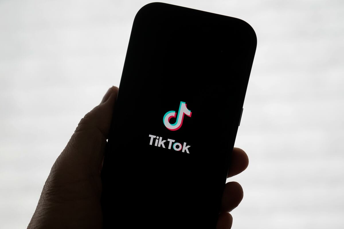 El logo de TikTok en un teléfono celular en San Francisco el 17 de enero del 2025.  (Foto AP/Jeff Chiu)