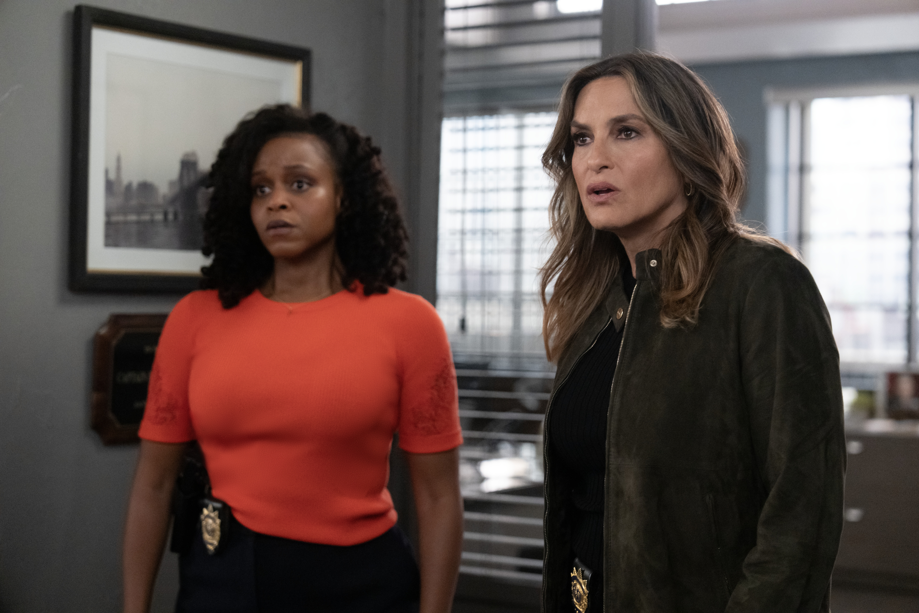 Aimé Donna Kelly como Capt. Renee Curry y Mariska Hargitay como Capt. Olivia Benson (Photo by: Virginia Sherwood/NBC)