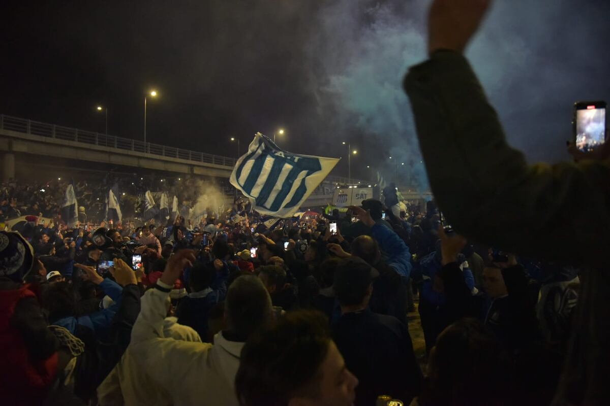 La hinchada de Talleres en el Kempes para recibir al plantel. (Facundo Luque y Javier Ferreyra)