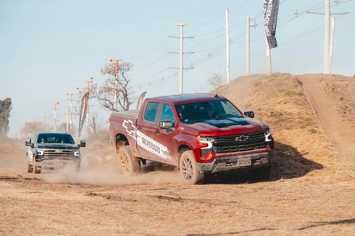 Resulta fácil y divertido conducir la Silverado gracias a sus enormes neumáticos Kumho de 20”, el gran despeje y el kit de sus amortiguadores.