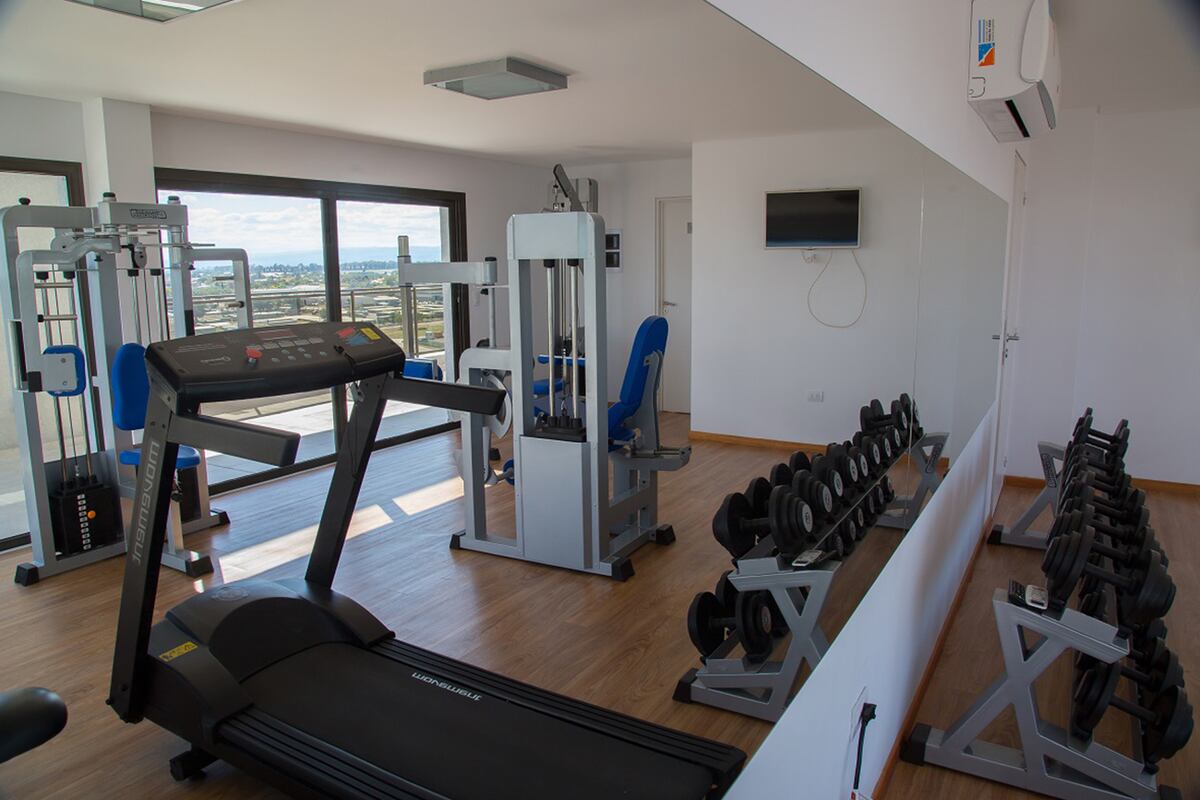 En la parte superior de los edificios hay un gimnasio equipado con máquinas y un espacio ideal para realizar ejercicios.