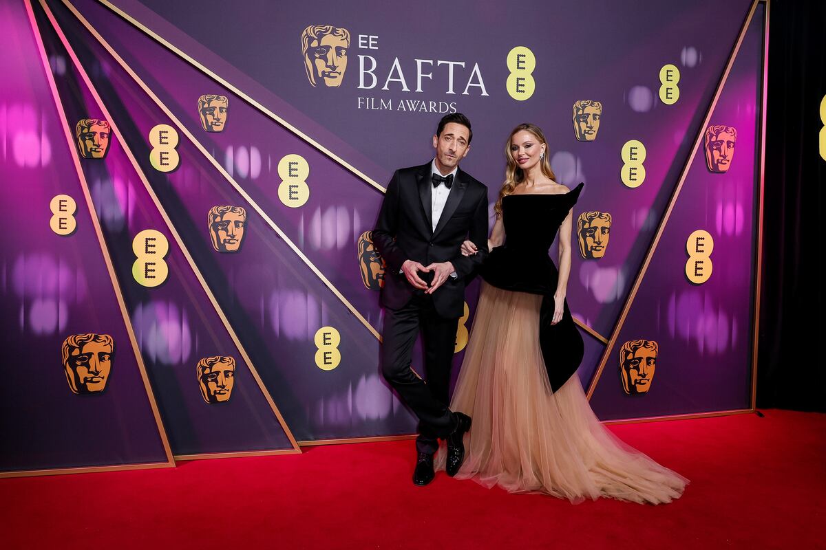 Adrien Brody y Georgina Chapman posan en la red carpet de la 78ª edición de los British Academy Film Awards, Bafta. (AP