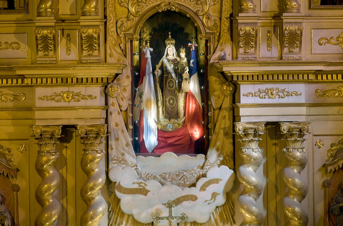 Basílica de San Francisco Solano en Mendoza. Alberga la imagen de la Virgen del Carmen de Cuyo, Patrona y Generala del Ejército de los Andes, y el bastón de mando del General José de San Martín. (Orlando Pelichotti)
