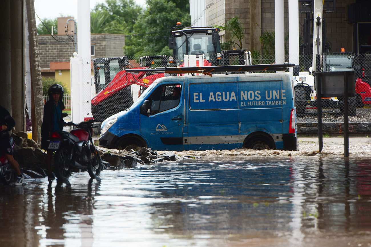 Un intenso chaparrón con caída de granizo anegó diversas zonas de la ciudad de Córdoba. (Nicolás Bravo / La Voz)