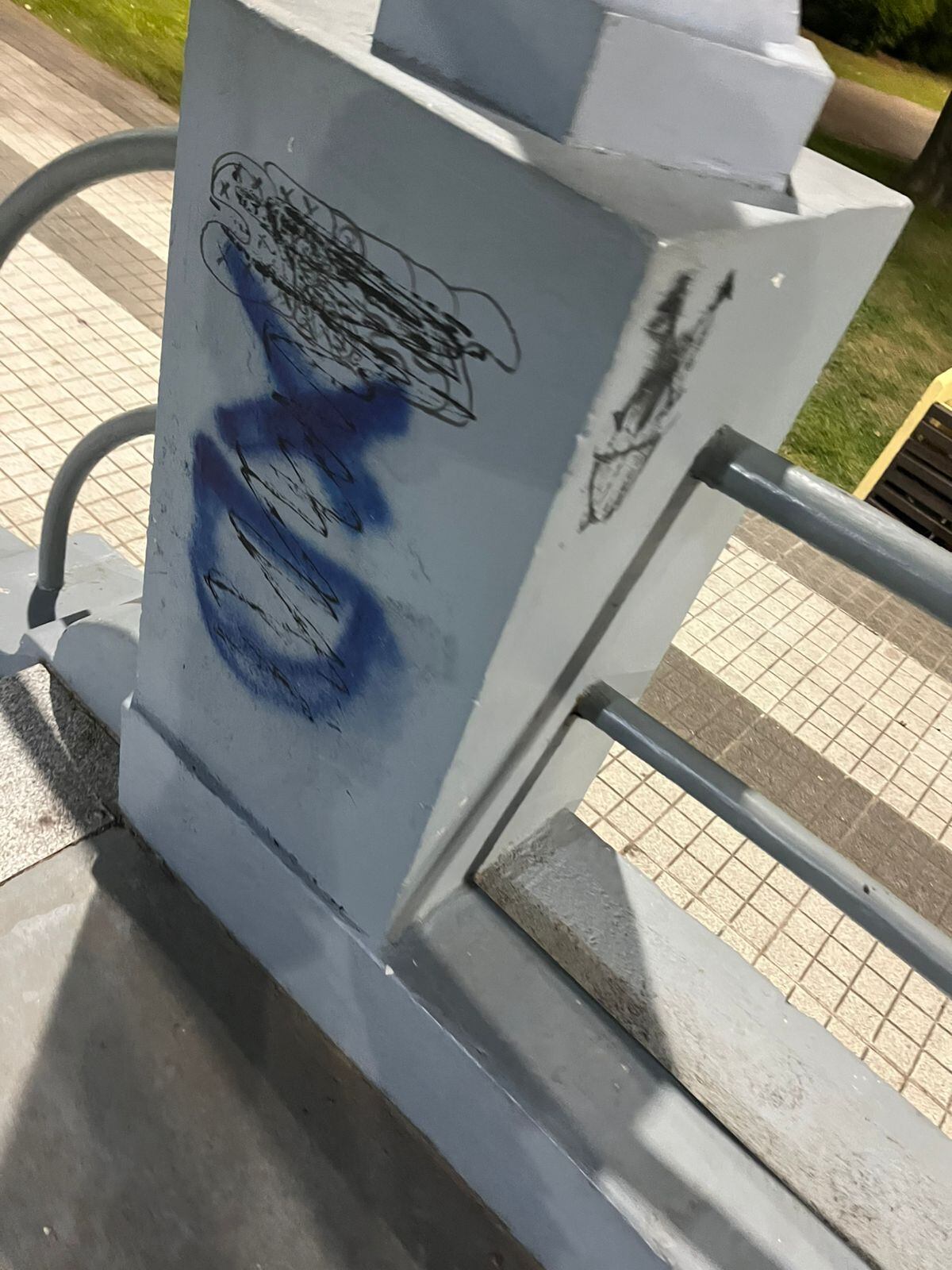 Pintadas en la plaza (Policía)
