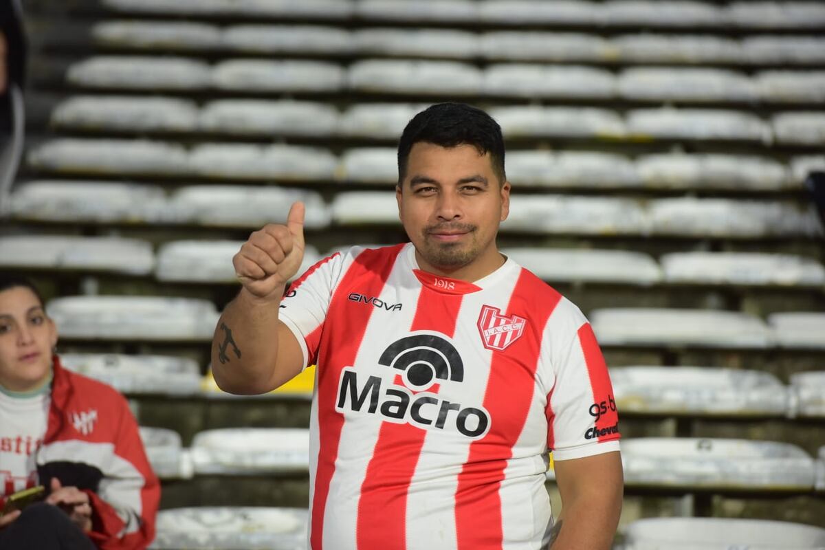 Hinchas de Instituto en la platea Ardiles del estadio Kempes, donde se jugó el partido ante River. (José Gabriel Hernéndez / La Voz)