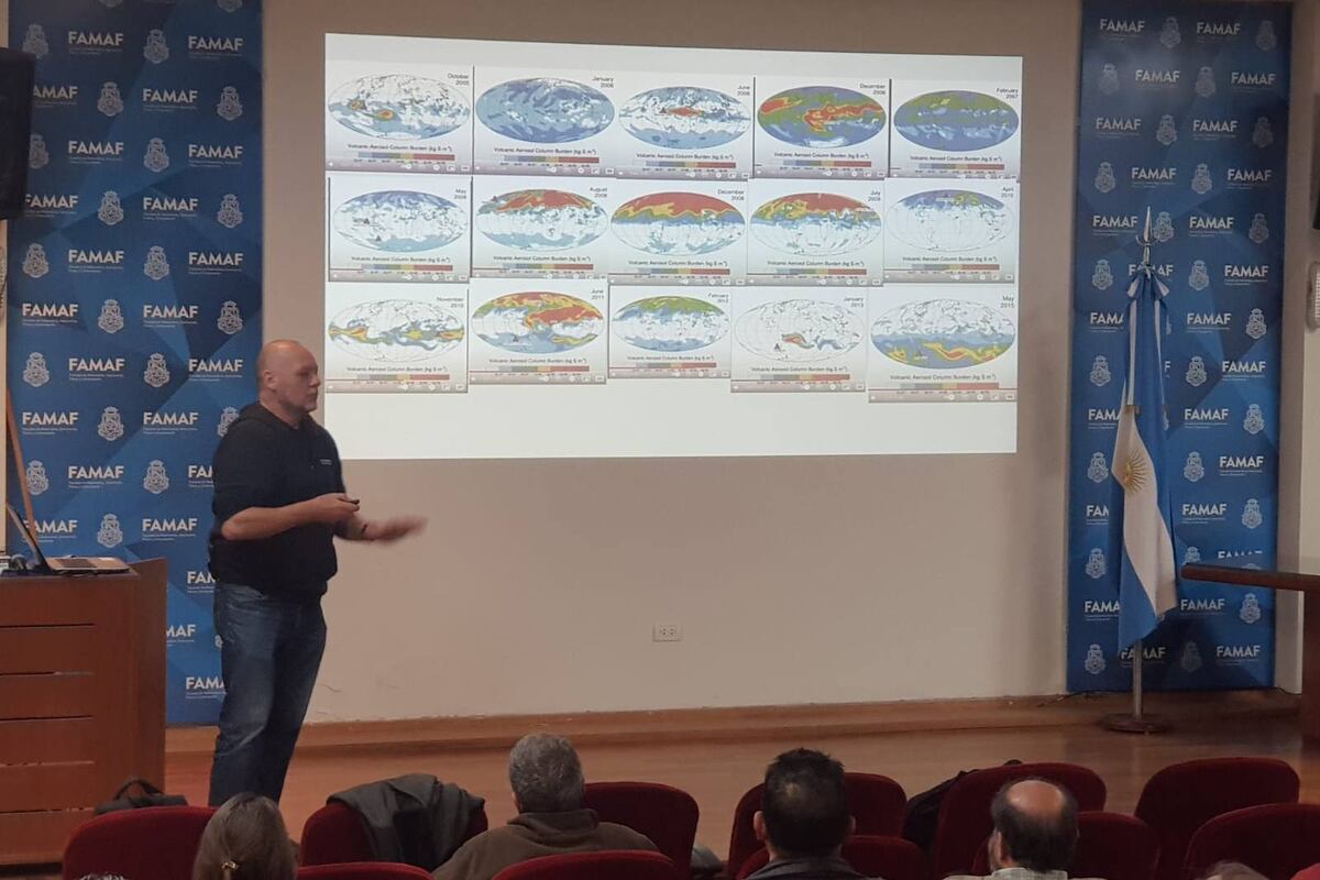 Iván Petrinovic en la charla de Famaf sobre los volcanes y el aire que respiramos. (Gentileza Iván Petrinovic)