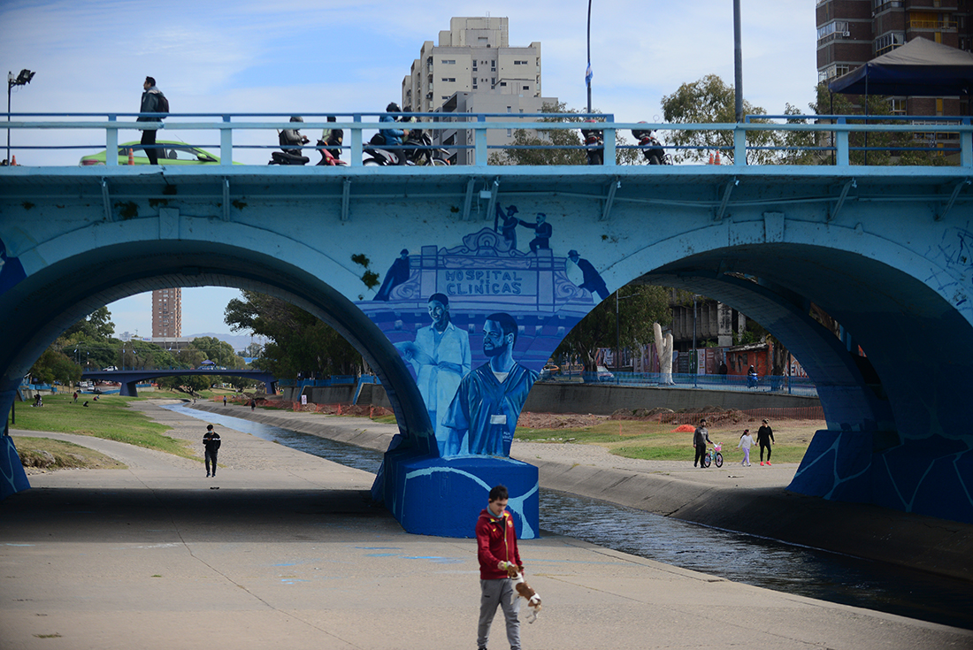 Mural en Costanera bajo el puente Avellaneda, sobre corrientes populares de Alberdi. (José Gabriel Hernández / La Voz)