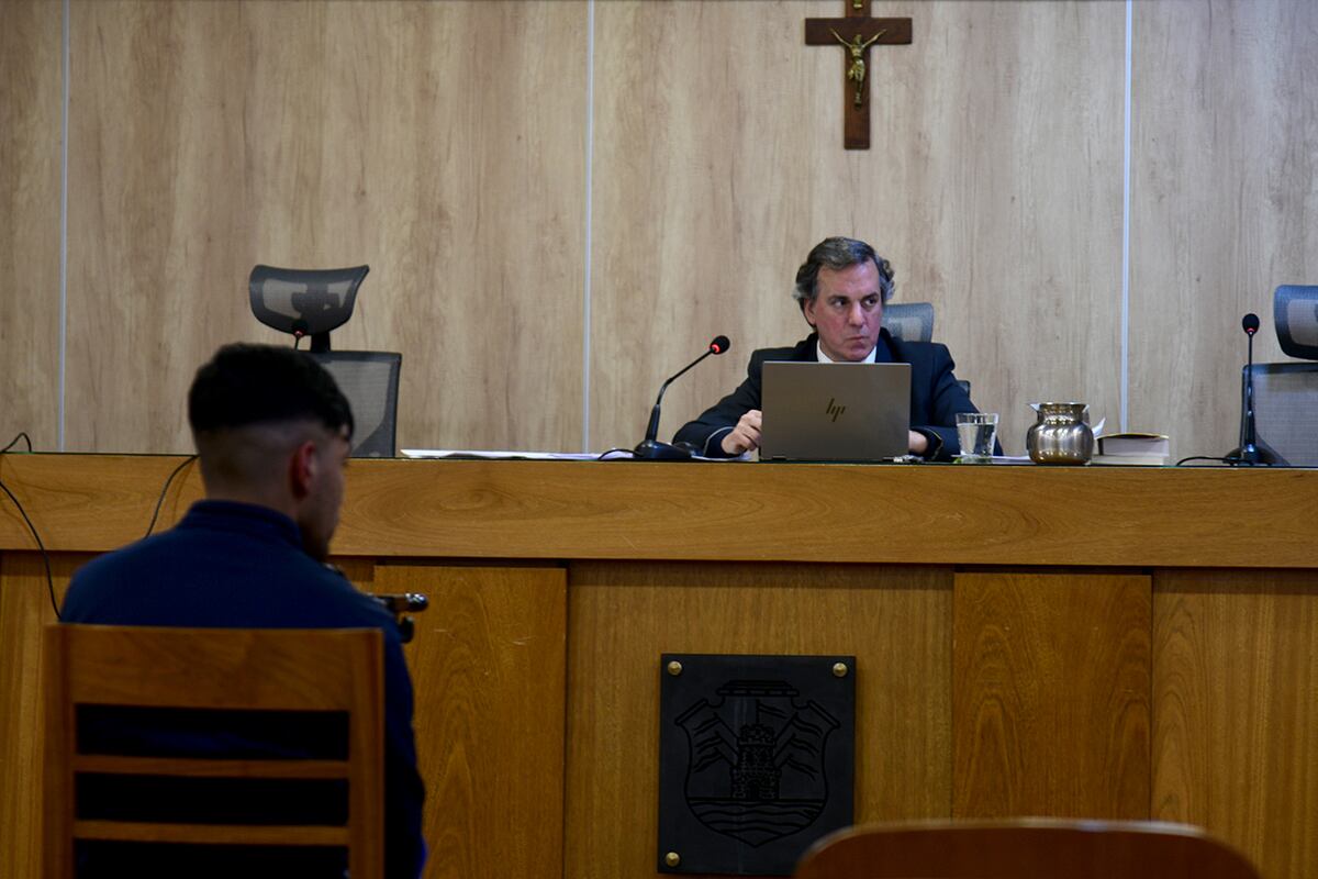Juez. El vocal Alfredo Villegas escucha el testimonio del testigo Franco Mendoza. (Ramiro Pereyra / La Voz)