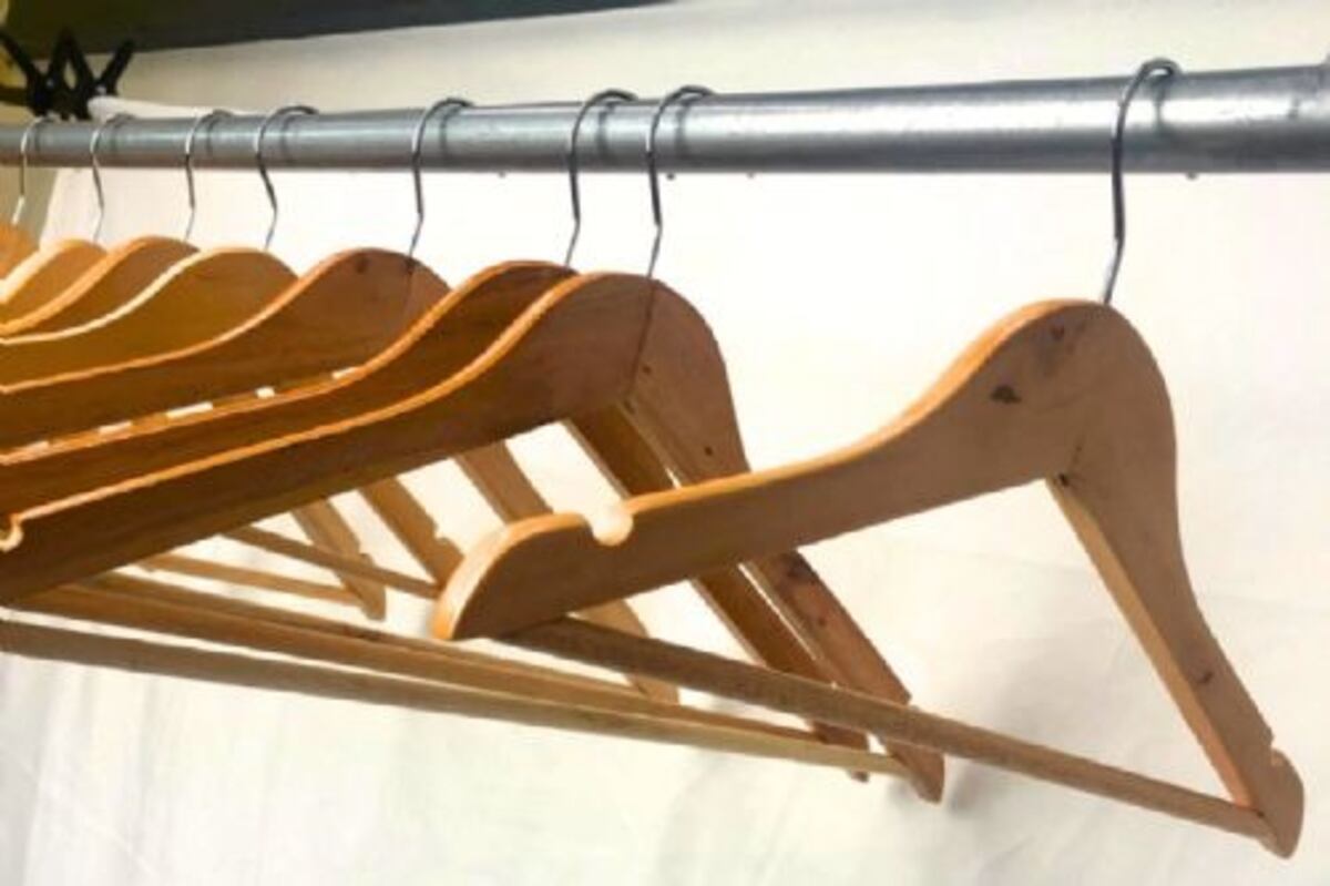 Cinco ideas geniales para reutilizar perchas rotas: la tendencia sustentable que transforma tu casa
