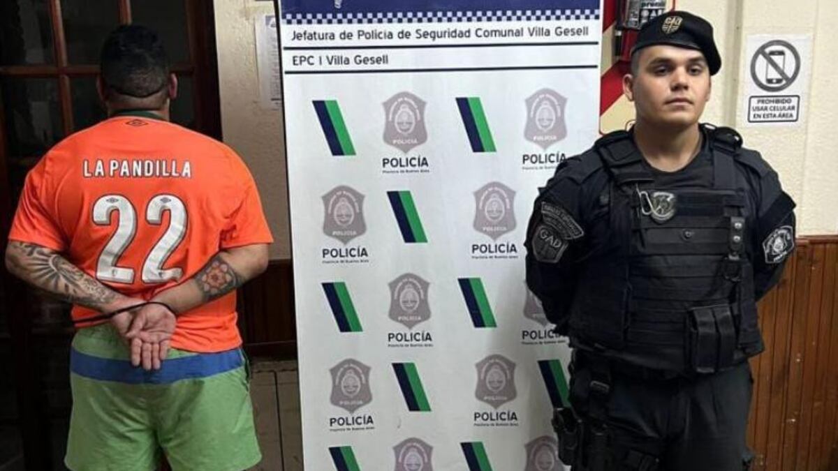 El jefe de la barrabrava de Vélez Sársfield detenido por agredir al Spiderman del trencito de la alegría en Villa Gesell.