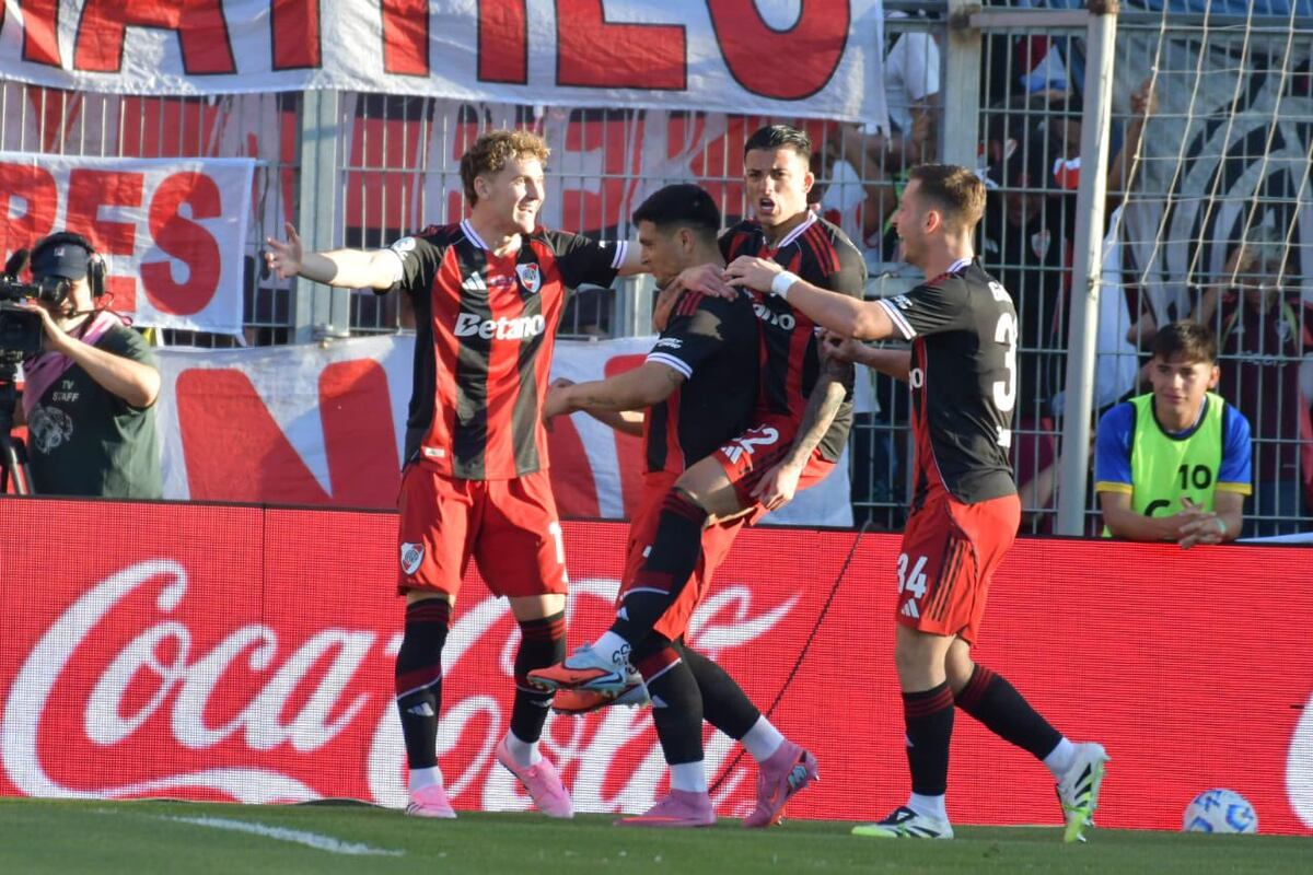 Salas y su grito de gol ante Racing. (Prensa Copa Argentina).
