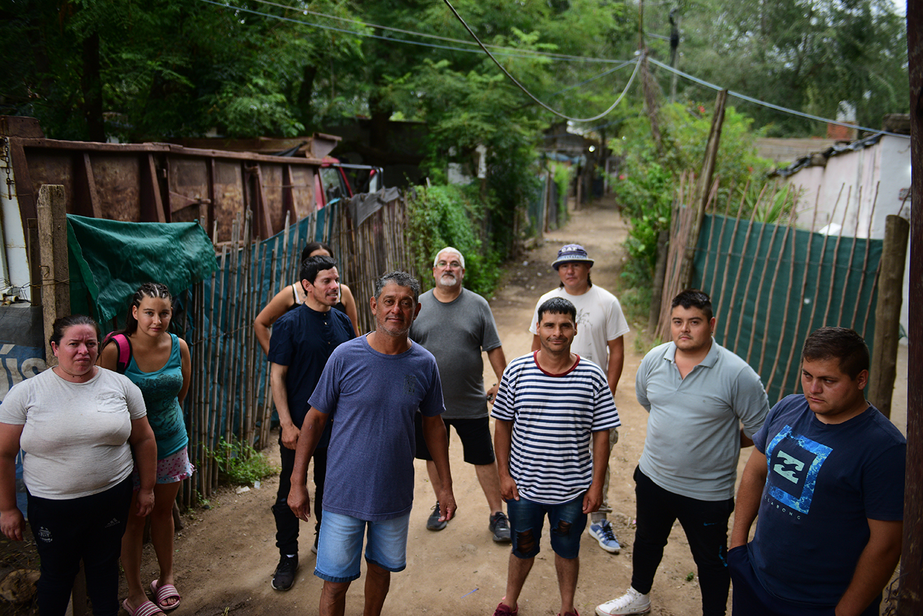 Barrio El Sauce - Esquina Guillermo Lewis y José María Cordero . Vecinos se quejan del mal estado de las calles que se inundan no tiene luz etc. (José Gabriel Hernández / La Voz)