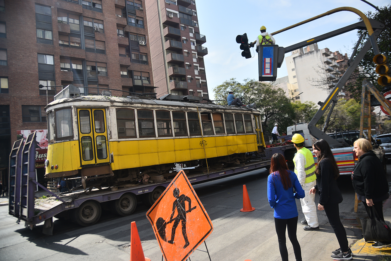 Trasladan el tranvía que está en la playa del Dino Mall de ruta 20 hasta el predio de Tamse de Barrio General Paz Foto: (Pedro Castillo / La Voz)