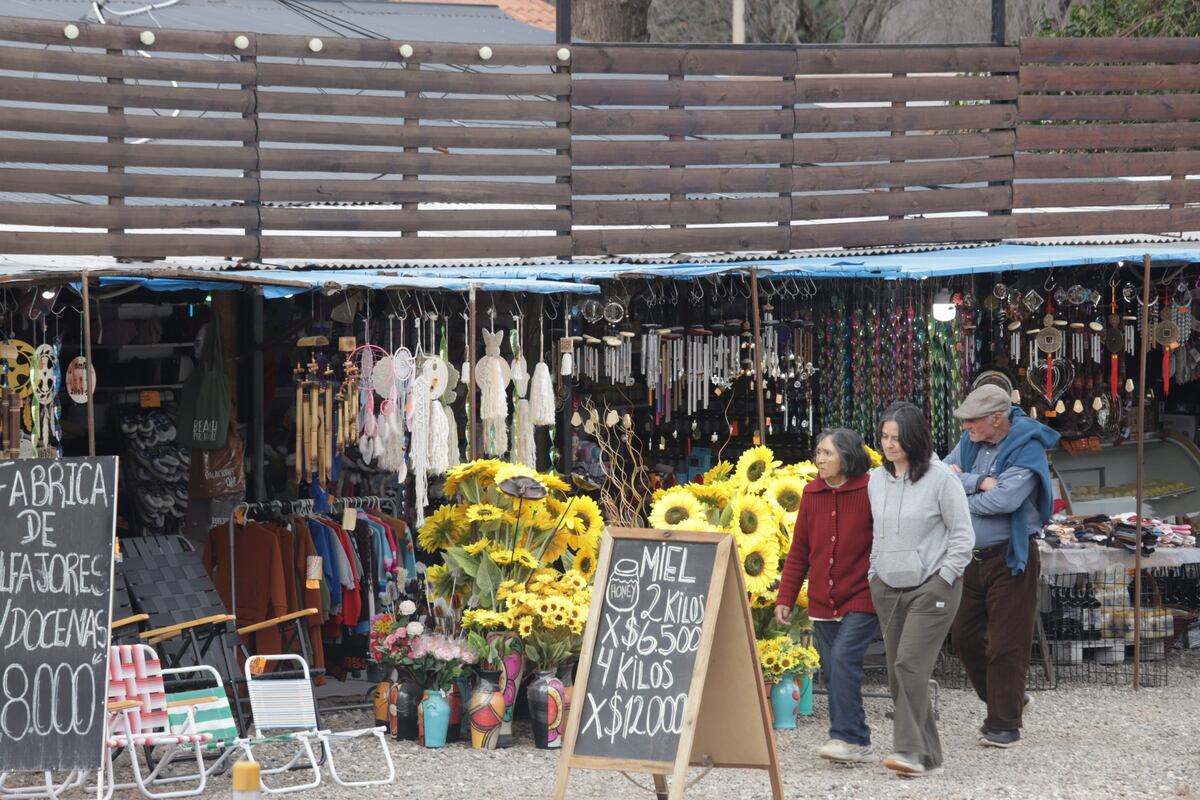 Turistas en puestos de compras sobre ruta 5, en Villa Rumipal (Calamuchita).