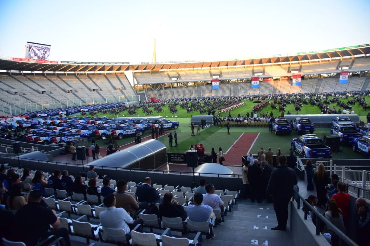 La provincia presenta los nuevos vehículos de la Policía en el estadio Kempes. (Javier Ferreyra/La Voz)