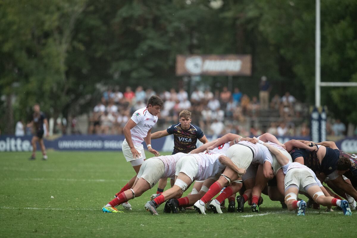 El scrum de Dogos XV, uno de los puntos altos del equipo. (Prensa UAR)