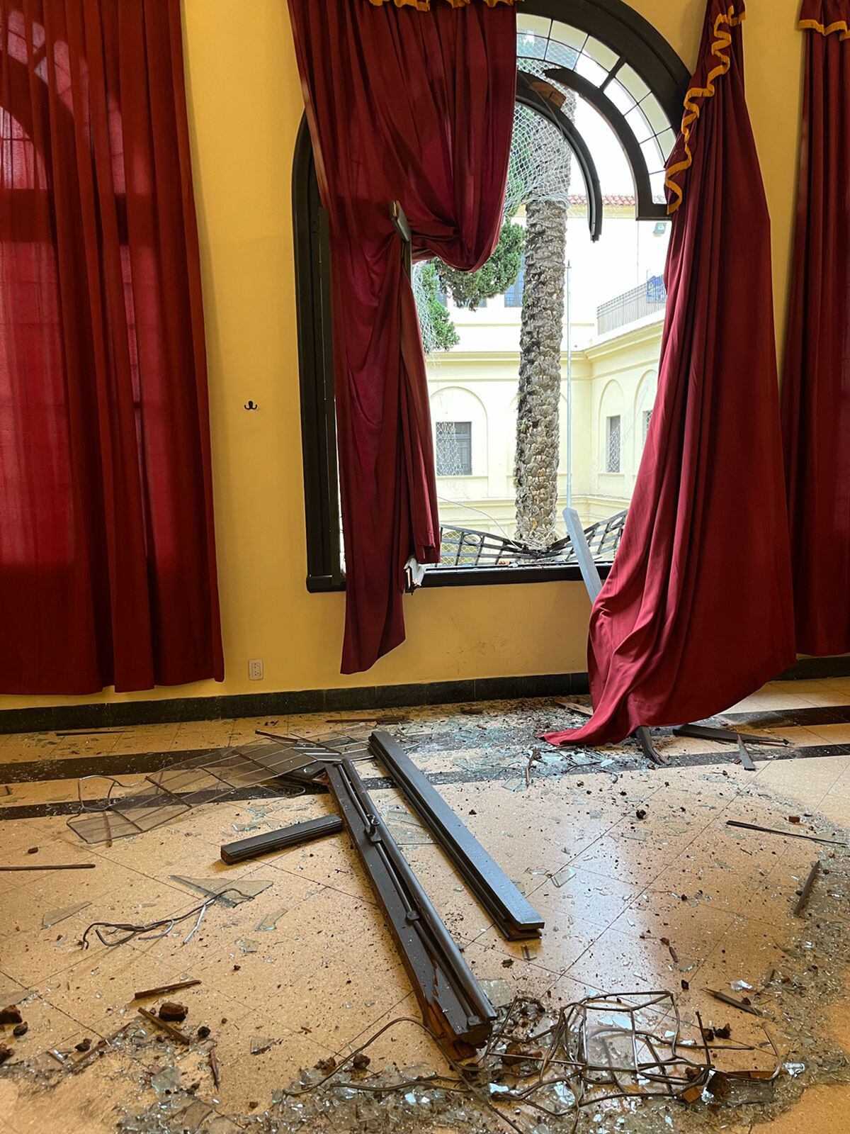 La lluvia provocó destrozos en el Colegio Nacional de Monserrat de Córdoba. (Gentileza)