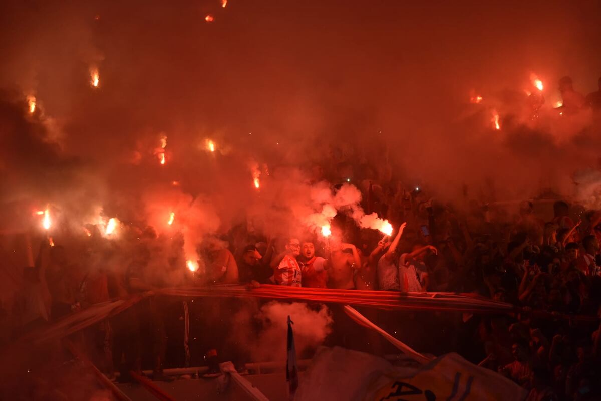 Las hinchadas de Instituto y Belgrano desplegaron tremendo aliento en el segundo tiempo y el partido fue detenido por el árbitro Andrés Merlos por el humo en el campo de juego. (Javier Ferreyra / La Voz)