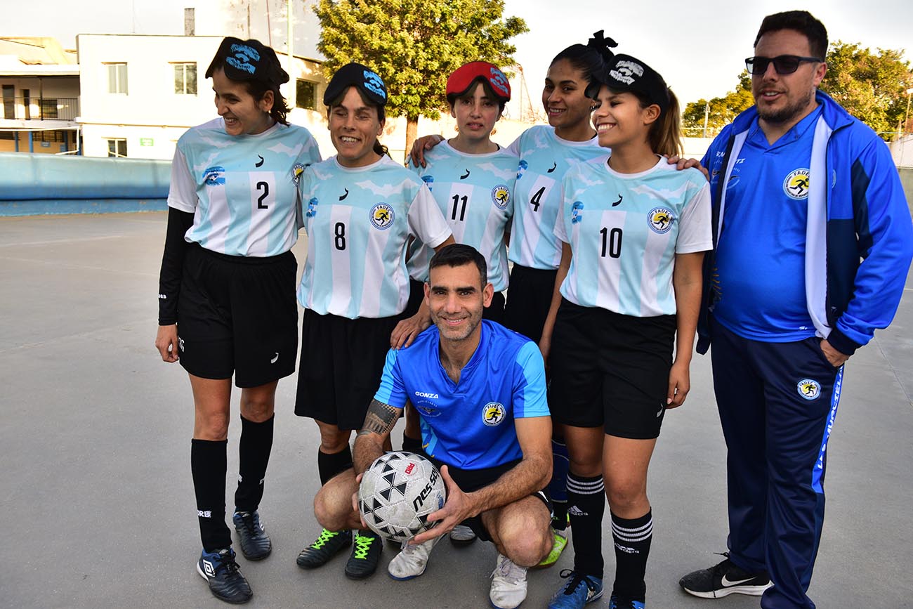 Las Murcielagas, 5 jugadoras cordobesas en la seleccion argentina de fútbol para ciegos. (José Gabriel Hernández / La Voz)