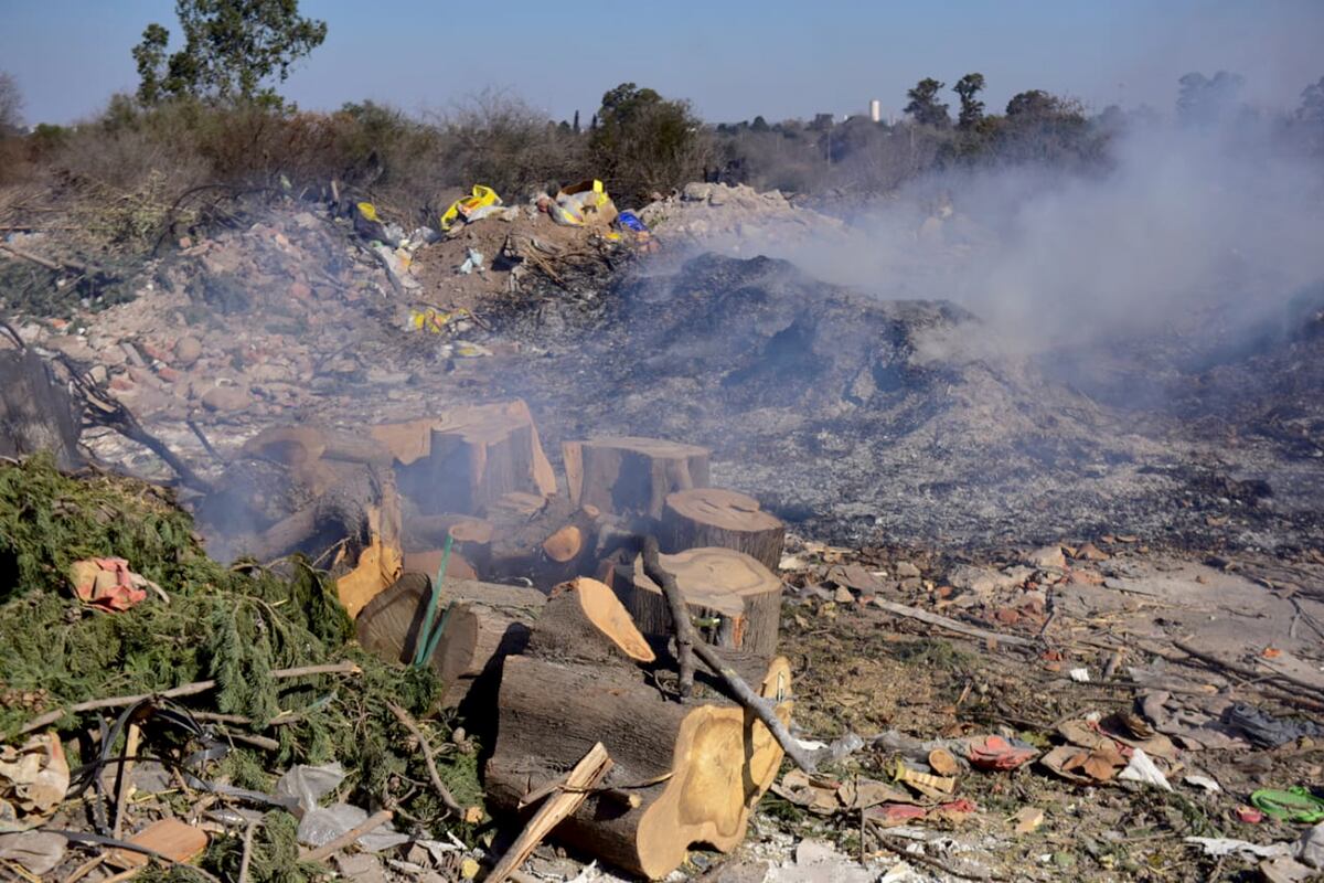 Basural a cielo abierto en bulevar De los Polacos. (José Gabriel Hernández / La Voz)