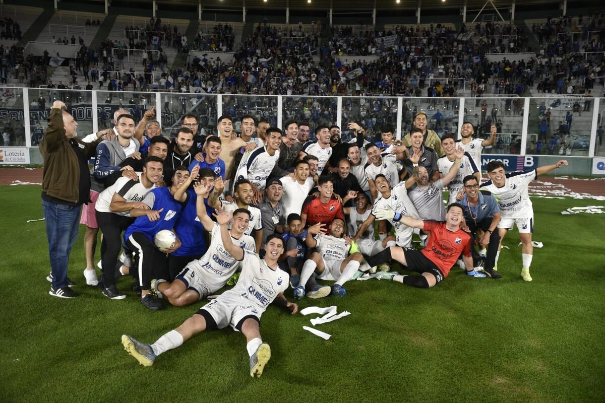 Juniors campeón en la Liga Cordobesa después de vencer a Argentino Peñarol. (Fotos de Facundo Luque)