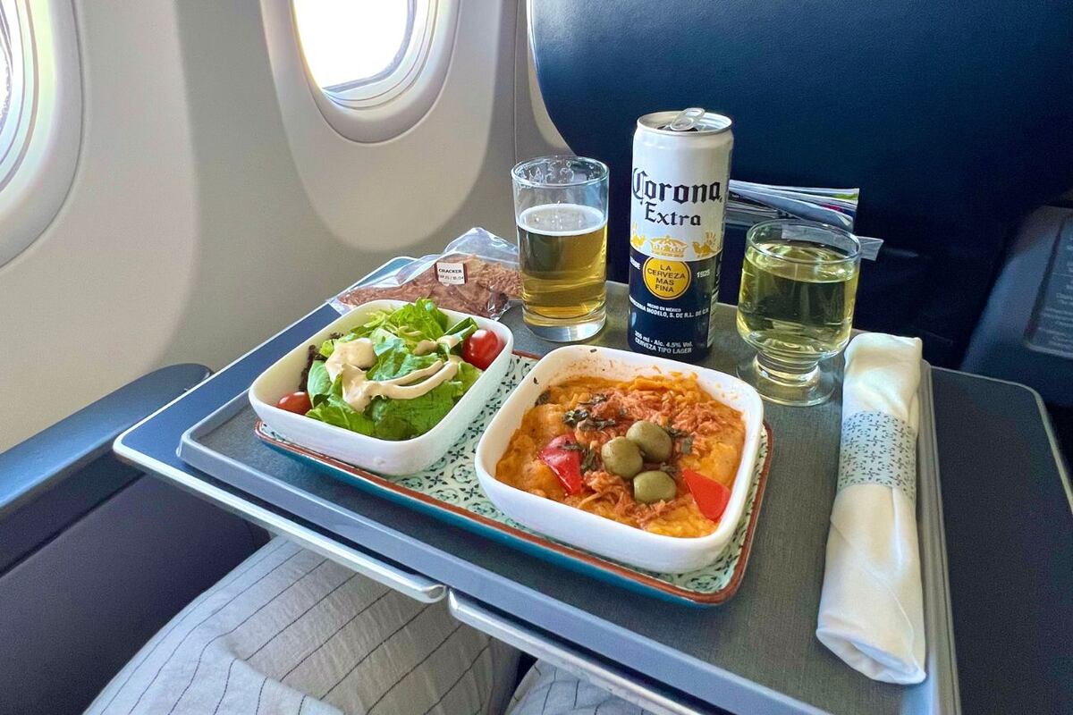 Servicio a bordo en clase ejecutiva de Copa Airlines PTY–HAV_ gastronomía que combina sabor y confort.