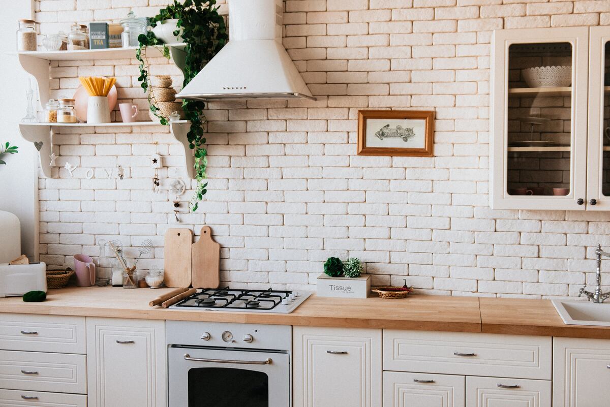 La mesada de madera le otorga a esta cocina una calidez superior.
