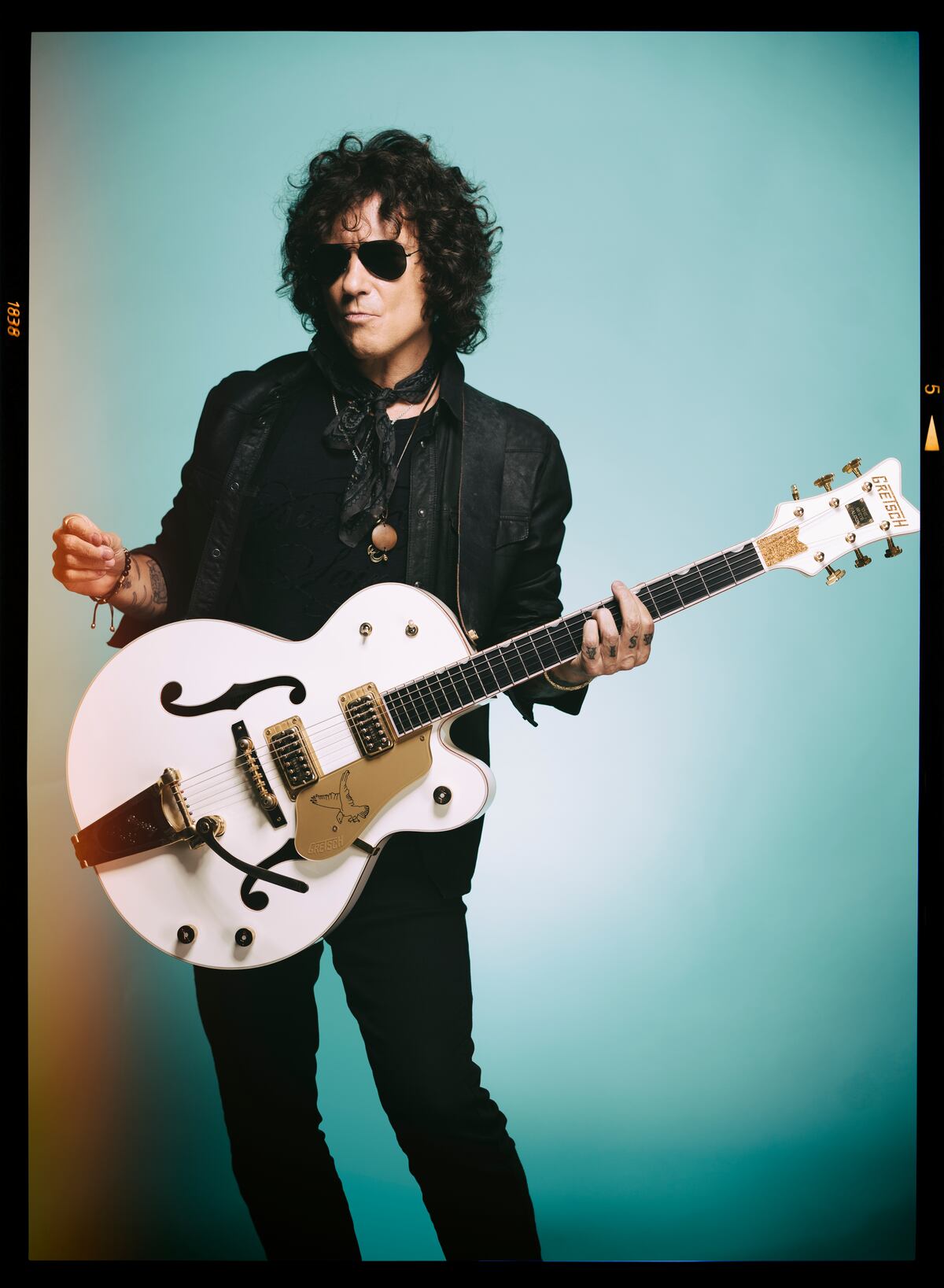 Enrique Bunbury, con viola vintage. (Gentileza José Girl)