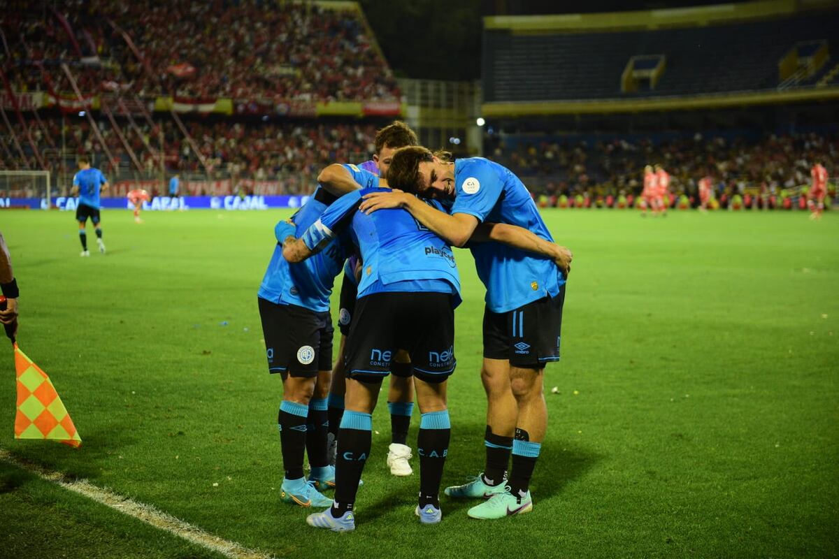 Todo Belgrano celebra el 1-0 de Zelarayán ante Argentinos. (José Gabriel Hernández / La Voz).