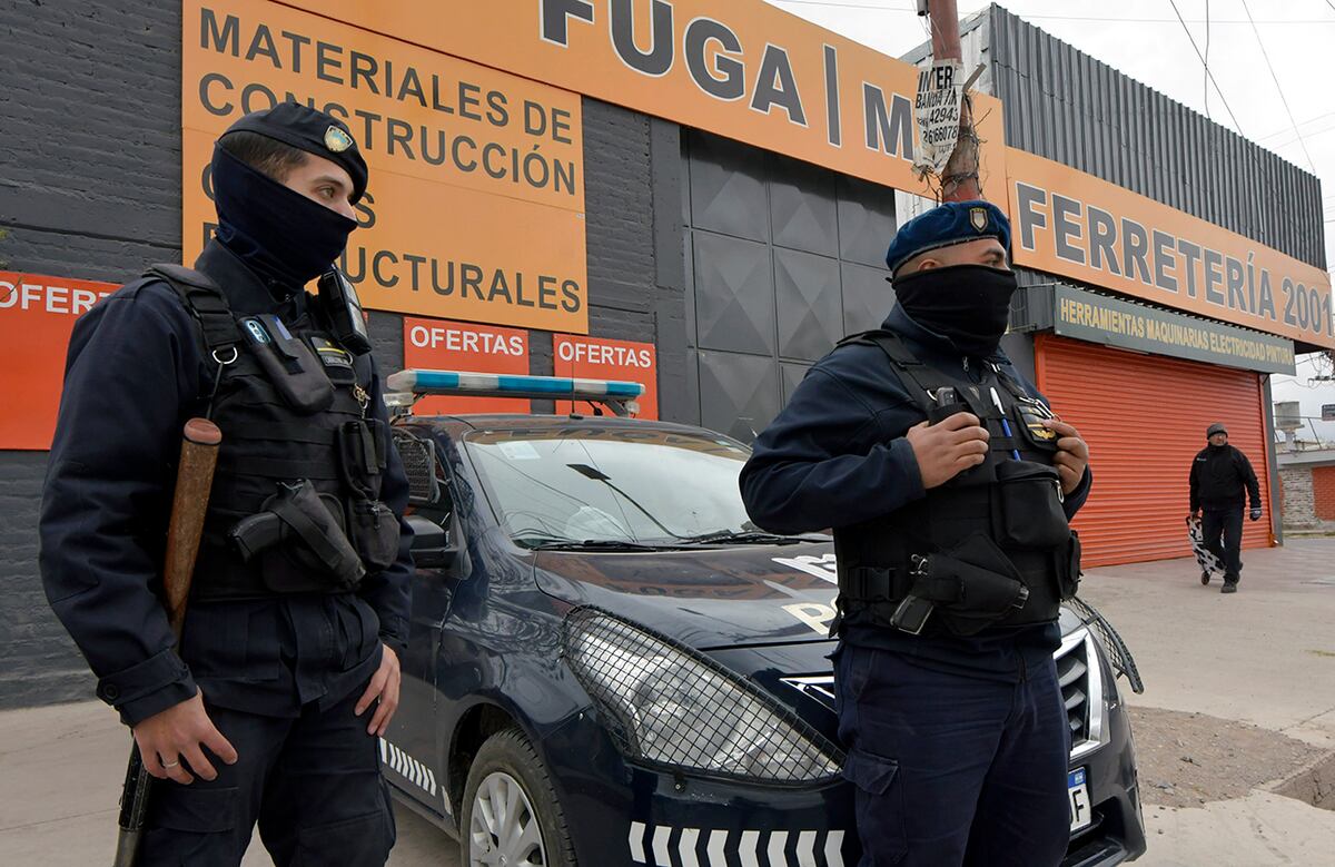 Comercios de Las Heras atienden con persianas bajas y presencia policial por temor a saqueosSupermercado Átomo de Independencia Foto: Orlando Pelichotti 