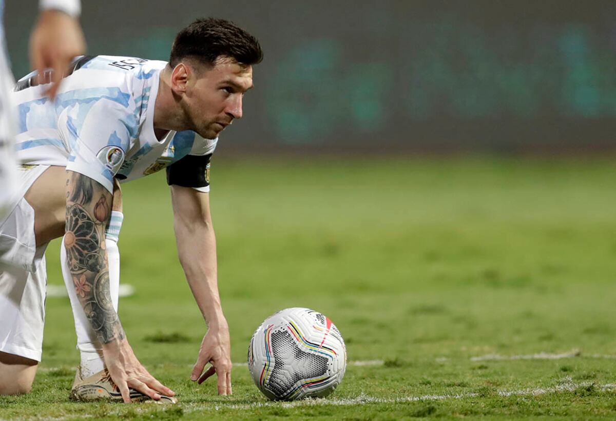 Lionel Messi, coloca el balón para ejecutar un tiro libre ante Ecuador en un partido de la Copa América.