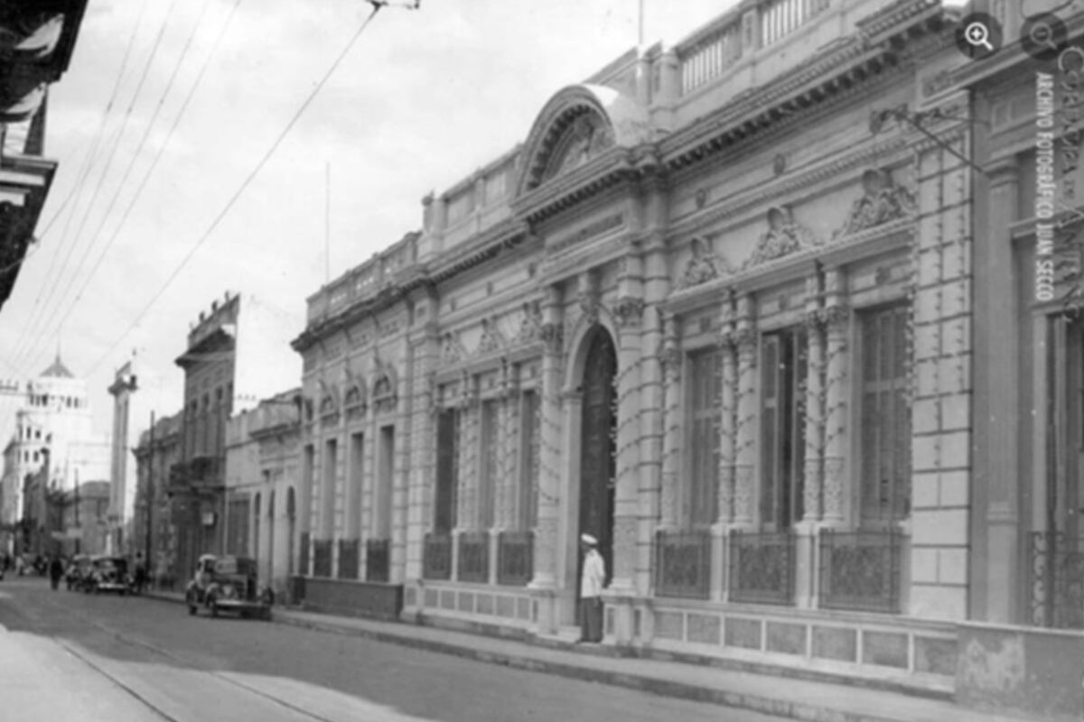 El ingreso es de frontis curvo y la fachada tiene amplios ventanales engalanados con columnas corintias y balcones de hierro forjado. Archivo Fotográfico Juan Secco.